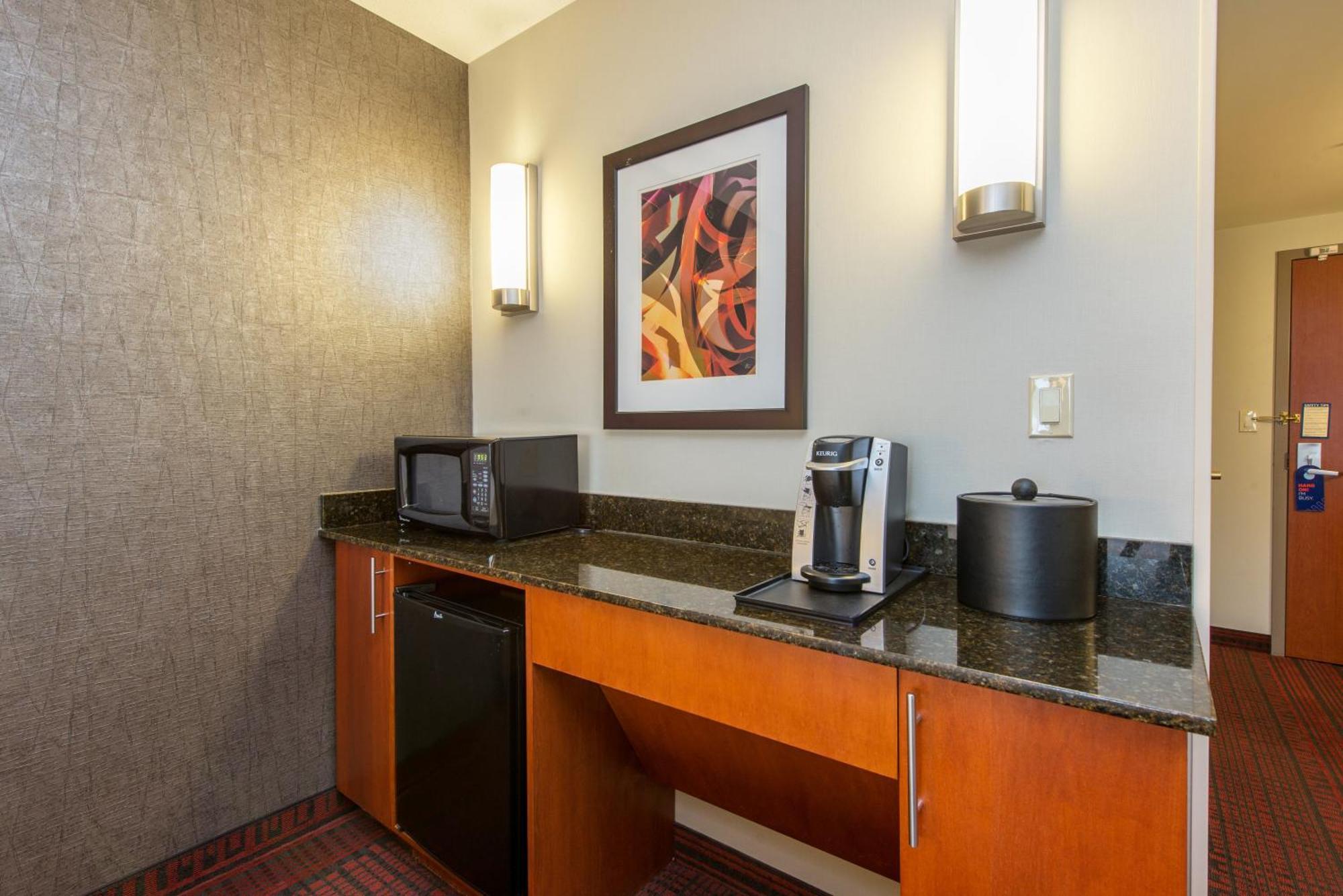 Holiday Inn Express Hotel & Suites Auburn By Ihg Екстериор снимка